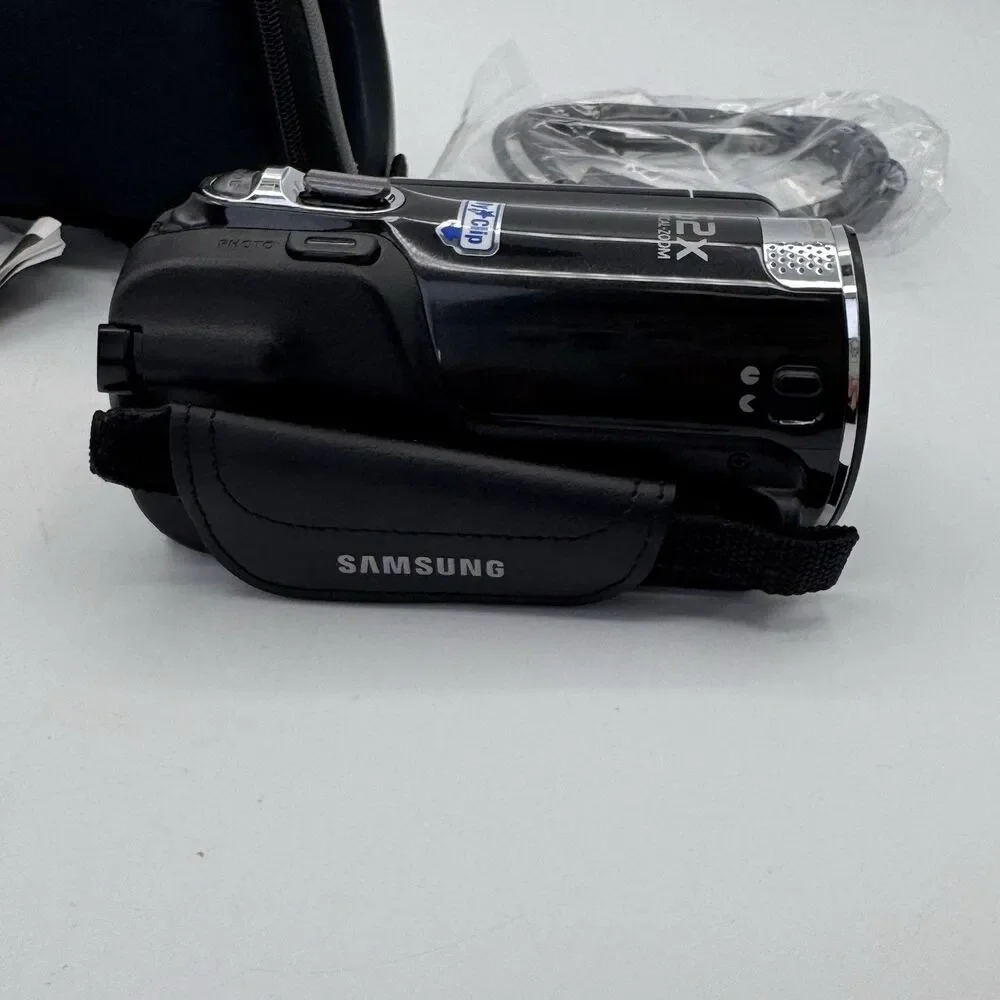 Samsung HMX-F80 HD Camcorder 16GB SD Card Case Battery Charger EUC